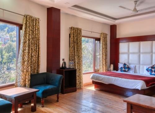 four_bed_family_room_hill-view_1