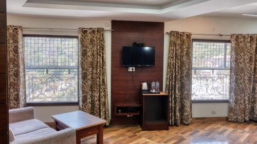 four_bed_family_room_hill-view_4