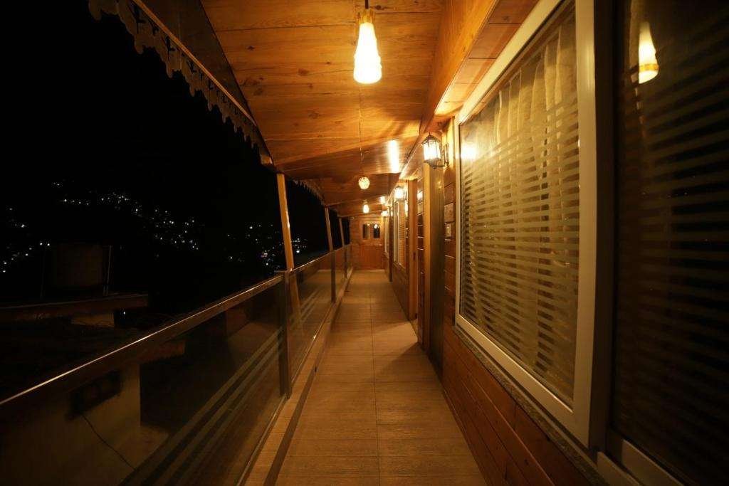 lake View Luxury Cottage 4